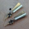 Elegante klassieke oorbellen in zwart en goud voor haar. cocktailparty mode!