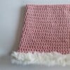 Gehaakte muts met imitatiebont 'Pink & white'