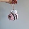 Gehaakte sleutelhanger 'Black & pink bee'