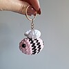 Gehaakte sleutelhanger 'Black & pink bee'