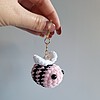 Gehaakte sleutelhanger 'Black & pink bee'