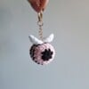 Gehaakte sleutelhanger 'Black & pink bee'
