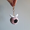 Gehaakte sleutelhanger 'Black & pink bee'