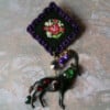 Magische zwarte bok met geborduurde folklore broche