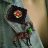 Magische zwarte bok met geborduurde folklore broche