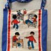 Ruime blauwe tas van vintage stoffen.