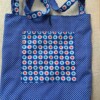 Ruime blauwe tas van vintage stoffen.