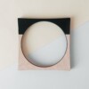Vierkante bangle armband van hout en zwart kunststof