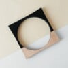 Vierkante bangle armband van hout en zwart kunststof