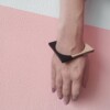 Vierkante bangle armband van hout en zwart kunststof