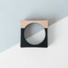 Zwarte vierkante ring met hout