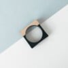 Zwarte vierkante ring met hout