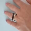 Zwarte vierkante ring met hout