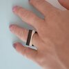 Zwarte vierkante ring met hout