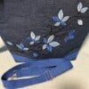 Donkerblauwe jeans schoudertas met geborduurd bladeren-tak