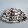 Gehaakte bucket hat 'Neutral nudes'