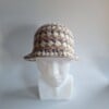 Gehaakte bucket hat 'Neutral nudes'