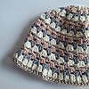 Gehaakte bucket hat 'Neutral nudes'