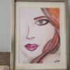 Portret in pastel van jonge vrouw met oranje roze haar, pastelschilderij ingelijst