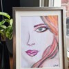 Portret in pastel van jonge vrouw met oranje roze haar, pastelschilderij ingelijst