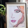 Portret in pastel van jonge vrouw met oranje roze haar, pastelschilderij ingelijst