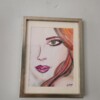 Portret in pastel van jonge vrouw met oranje roze haar, pastelschilderij ingelijst