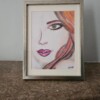 Portret in pastel van jonge vrouw met oranje roze haar, pastelschilderij ingelijst