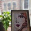 Portret in pastel van jonge vrouw met oranje roze haar, pastelschilderij ingelijst