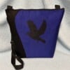 Kobalt/zwarte schoudertas geborduurd met een vogel