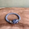 Elastische armband met kralen van angeliet en sodaliet