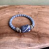 Elastische armband met kralen van angeliet en sodaliet