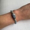 Elastische armband met kralen van angeliet en sodaliet