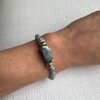 Elastische armband met kralen van angeliet en sodaliet