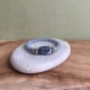 Elastische armband met kralen van angeliet en sodaliet