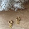 Gouden creolen met bloem