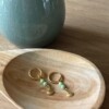 Gouden oorbellen met groene natuurstenen kralen en verguld schelpje
