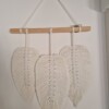 Hangemaakte macrame veren aan stok