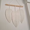 Hangemaakte macrame veren aan stok
