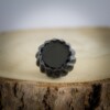 Kleine zwarte ring houder met gekleurde top voor bewaren op nachtkastje of juwelen fotografie