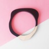 Organische bangle armband van hout en zwart kunststof type A
