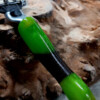Scheermes houder van walnoot en epoxy Groen