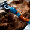 Scheermes houder van walnoot en epoxy Ivoor Blauw