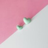 Asymmetrische groene hartjes oorbellen