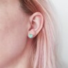 Asymmetrische groene hartjes oorbellen