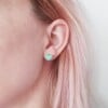 B-keus - Asymmetrische groene hartjes oorbellen