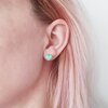 B-keus - Asymmetrische groene hartjes oorbellen