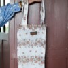 Bruin gebloemde tas van vintage vitrage met opdruk: Bloom