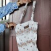 Bruin gebloemde tas van vintage vitrage met opdruk: Hi