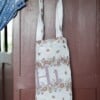 Bruin gebloemde tas van vintage vitrage met opdruk: Hi