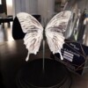 Echte papilio vlinder, opgezet en verguld met zilver - taxidermie kunstwerk onder glazen dome